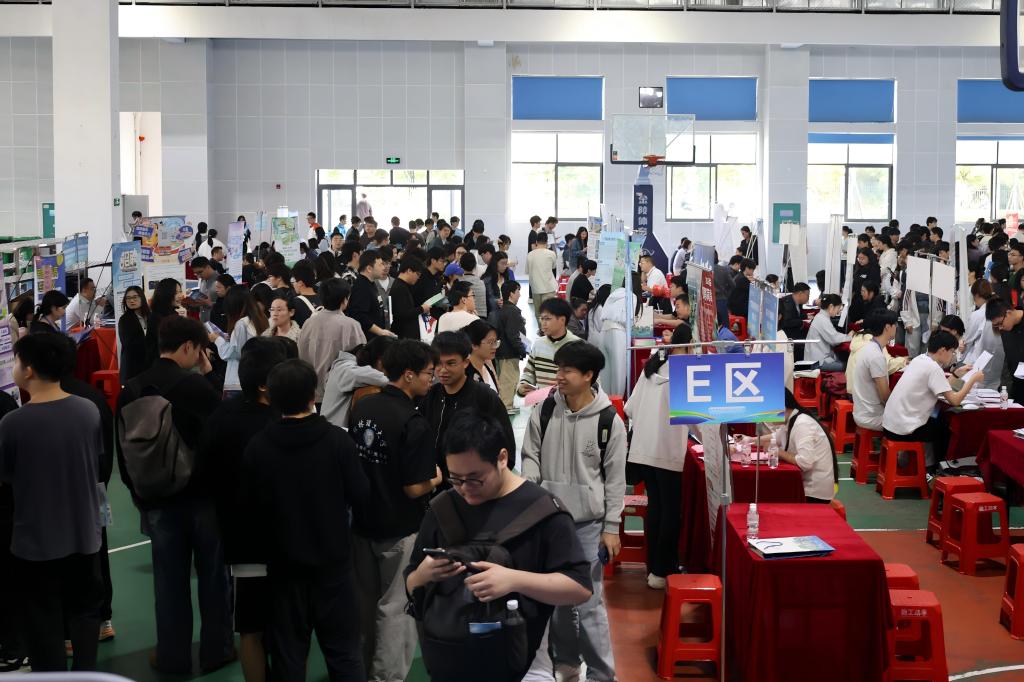 校企联动搭桥梁 精准赋能促就业——外国语学院联合兄弟学院举办2026届毕业生专场招聘会
