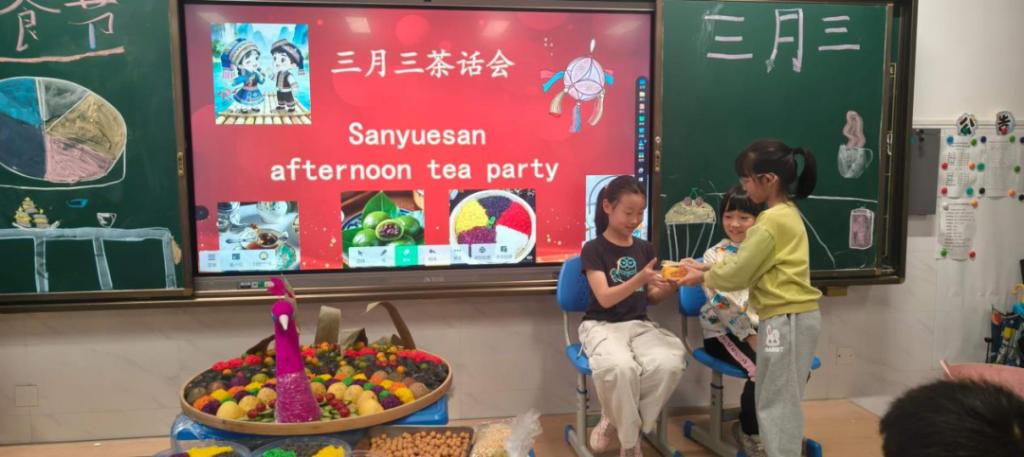 中西美食碰撞，双语对话文化——点点KG彩票附属小学三年级...